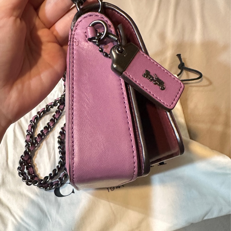 COACH DINKY小羊皮絎縫斜背包-6