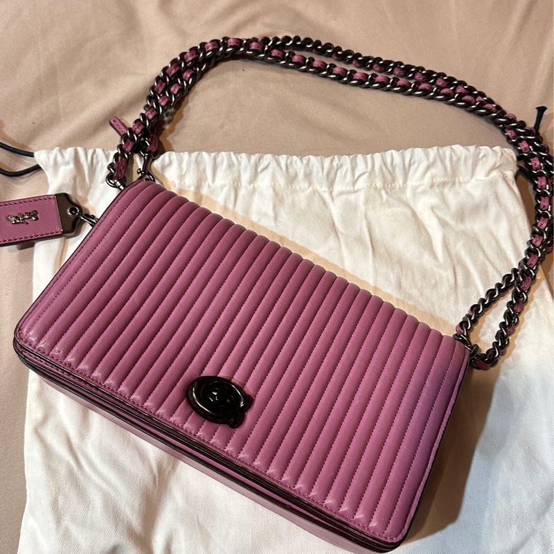 COACH DINKY小羊皮絎縫斜背包-8