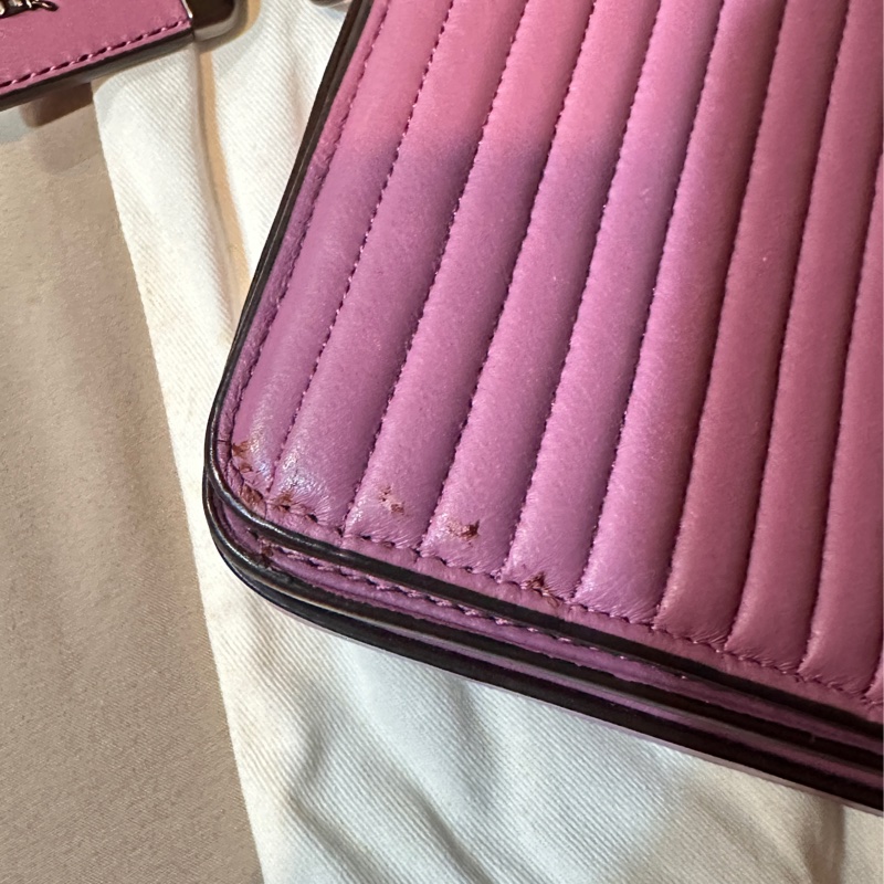 COACH DINKY小羊皮絎縫斜背包-11