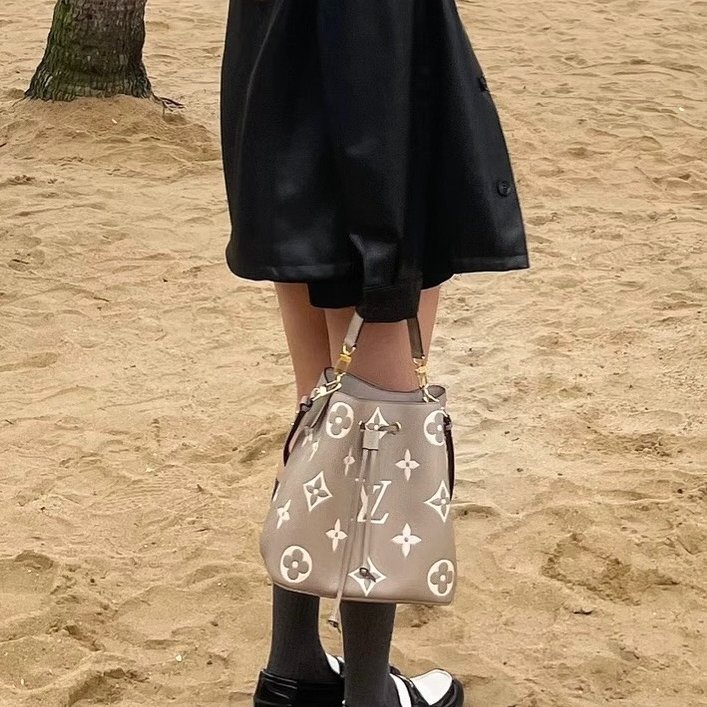 Louis Vuitton -斑鳩灰牛皮NéoNoé水桶包╻MM-0