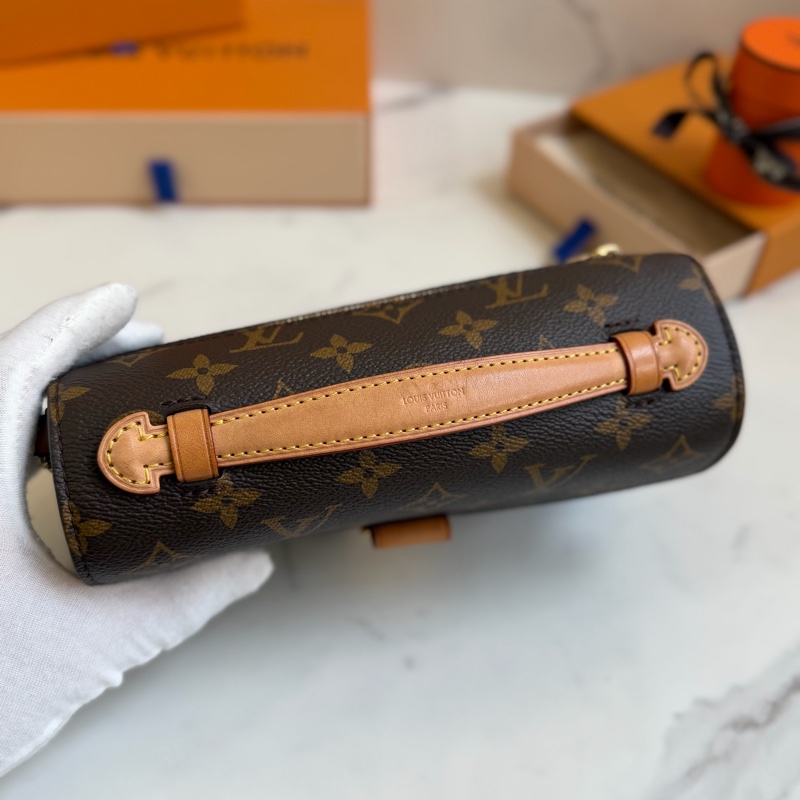 LV East west 新款郵差包 M46279晶片款-5