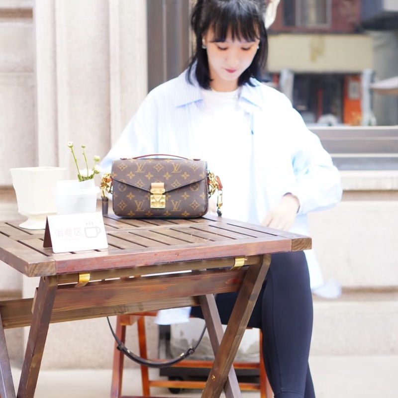 LV East west 新款郵差包 M46279晶片款-8