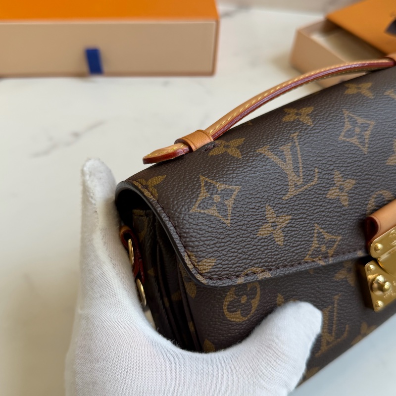 LV East west 新款郵差包 M46279晶片款-11