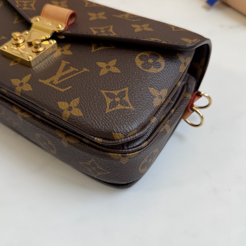 LV East west 新款郵差包 M46279晶片款-13