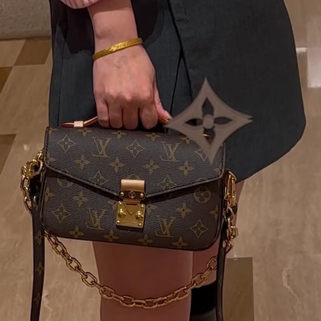 平台最低售✨ LV East west 新款郵差包 M46279晶片款-0