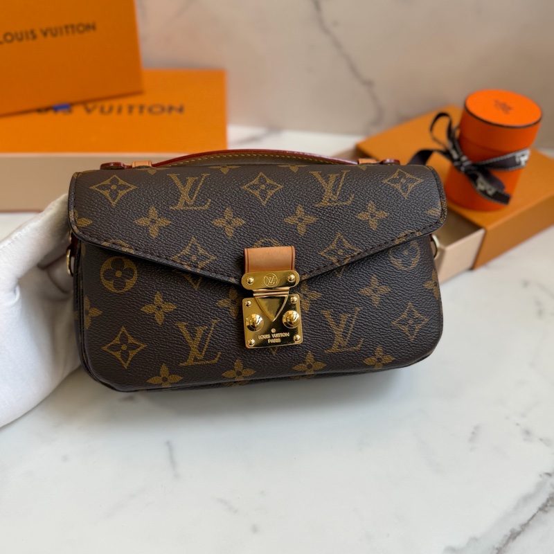平台最低售✨ LV East west 新款郵差包 M46279晶片款-1