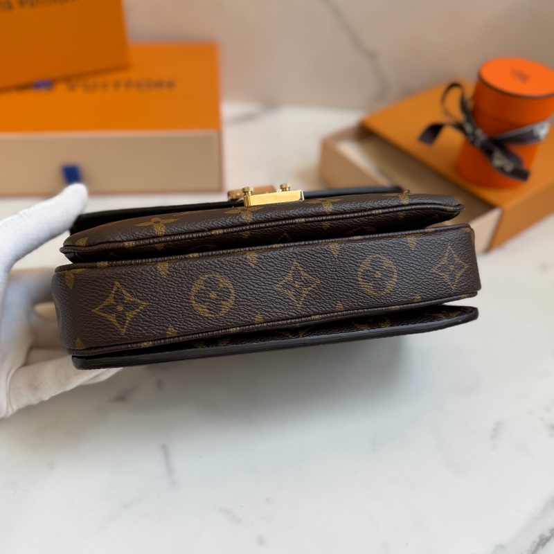 平台最低售✨ LV East west 新款郵差包 M46279晶片款-7