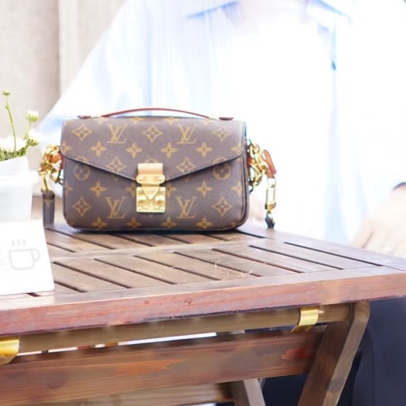 平台最低售✨ LV East west 新款郵差包 M46279晶片款-9