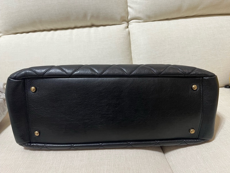 Chanel 黑金扣菱格牛皮托特包-8