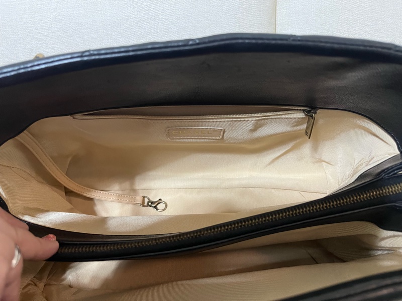 Chanel 黑金扣菱格牛皮托特包-9