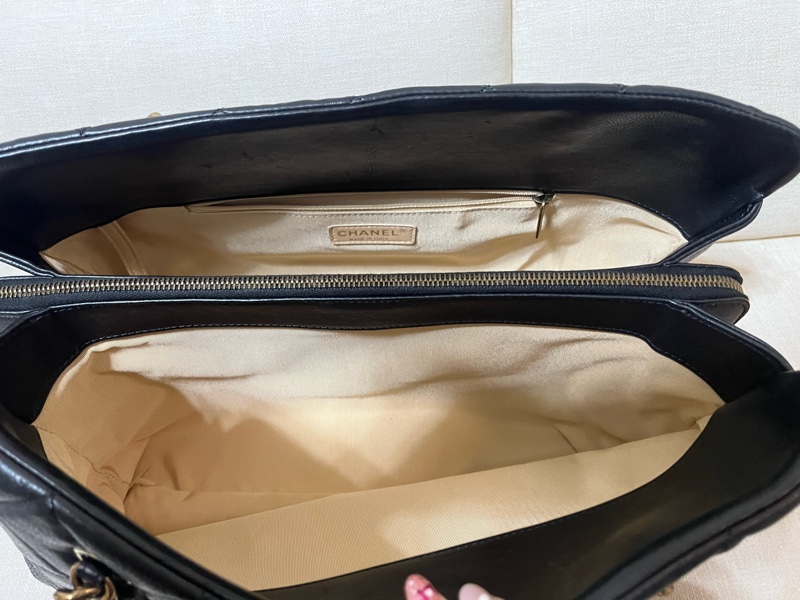 Chanel 黑金扣菱格牛皮托特包-10