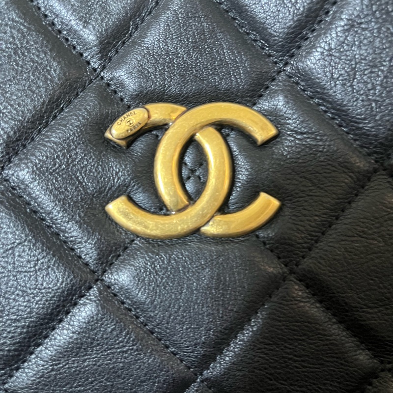 Chanel 黑金扣菱格牛皮托特包-11