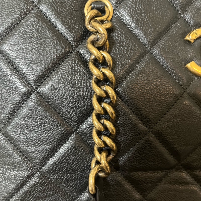 Chanel 黑金扣菱格牛皮托特包-17