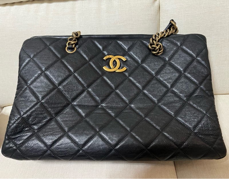 Chanel 黑金扣菱格牛皮托特包-16