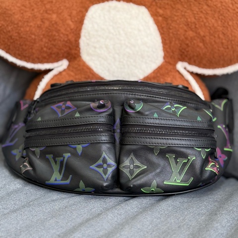 Lv黑色全皮幻彩漸變 Comet Bumbag胸包腰包 ✨最新晶片款