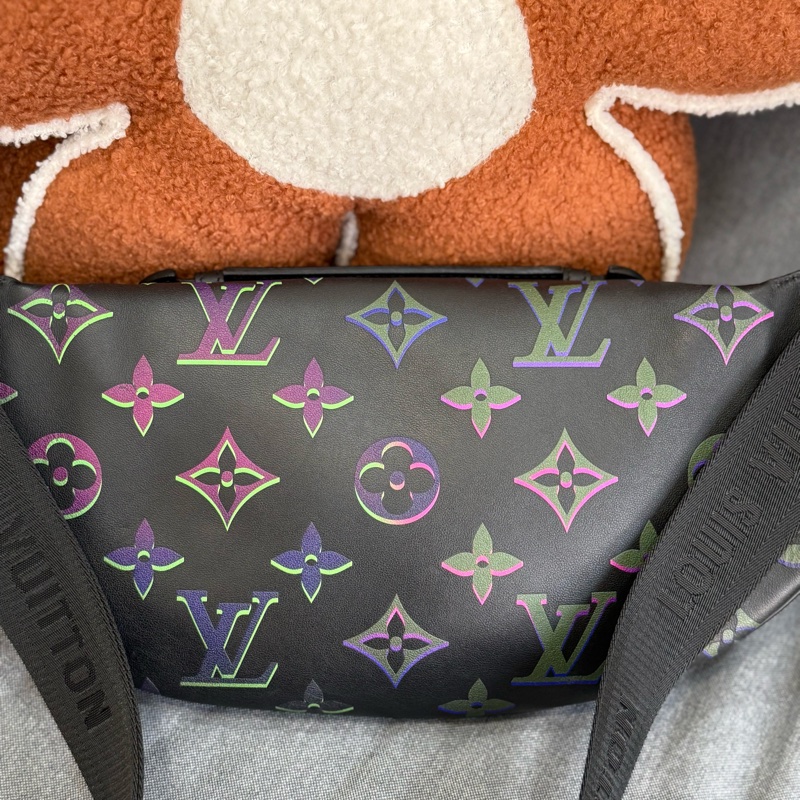 Lv黑色全皮幻彩漸變 Comet Bumbag胸包腰包 ✨最新晶片款-1