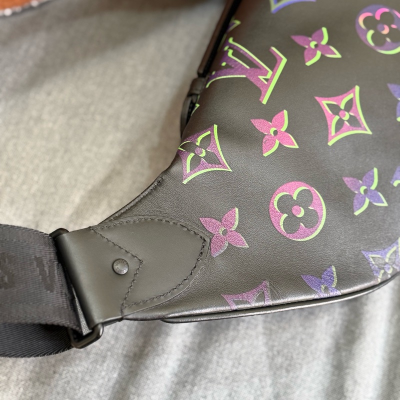 Lv黑色全皮幻彩漸變 Comet Bumbag胸包腰包 ✨最新晶片款-3