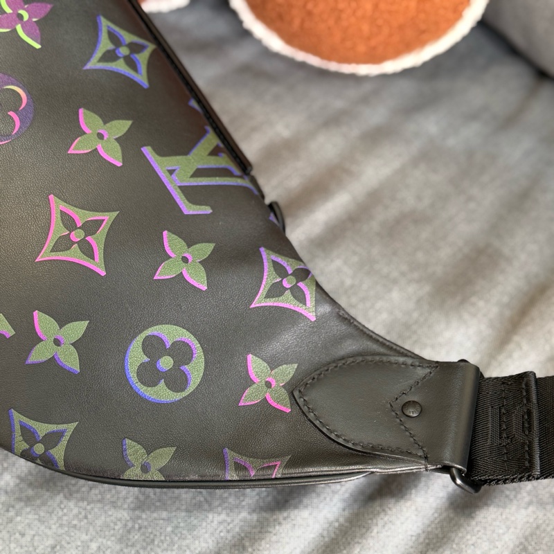 Lv黑色全皮幻彩漸變 Comet Bumbag胸包腰包 ✨最新晶片款-4