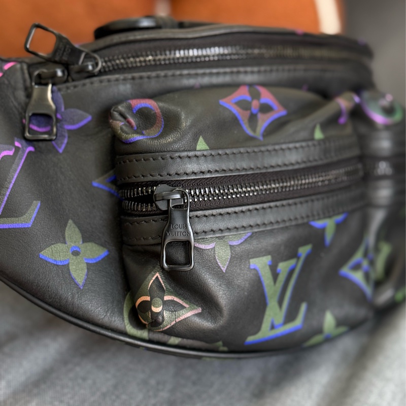 Lv黑色全皮幻彩漸變 Comet Bumbag胸包腰包 ✨最新晶片款-5