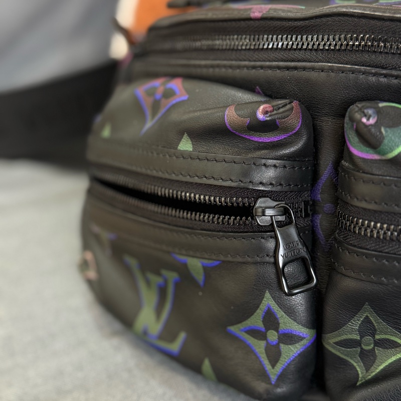 Lv黑色全皮幻彩漸變 Comet Bumbag胸包腰包 ✨最新晶片款-6