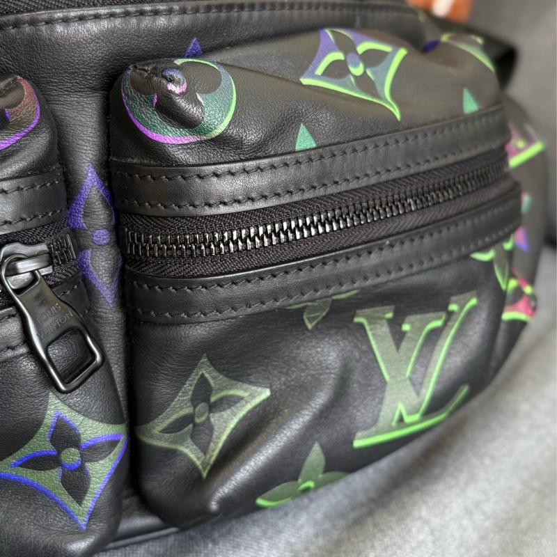 Lv黑色全皮幻彩漸變 Comet Bumbag胸包腰包 ✨最新晶片款-8