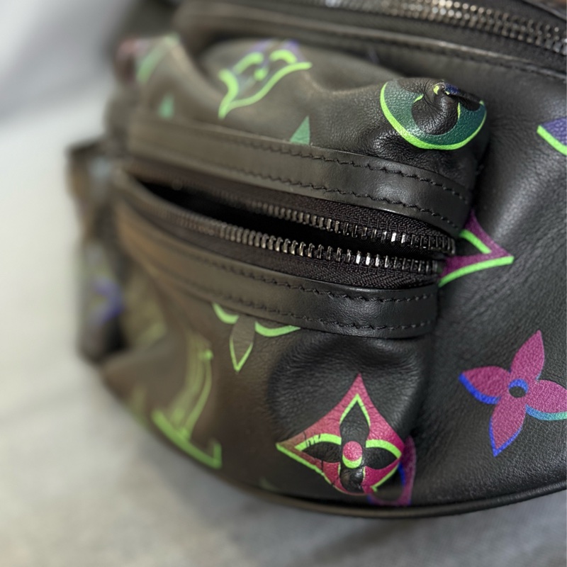 Lv黑色全皮幻彩漸變 Comet Bumbag胸包腰包 ✨最新晶片款-9