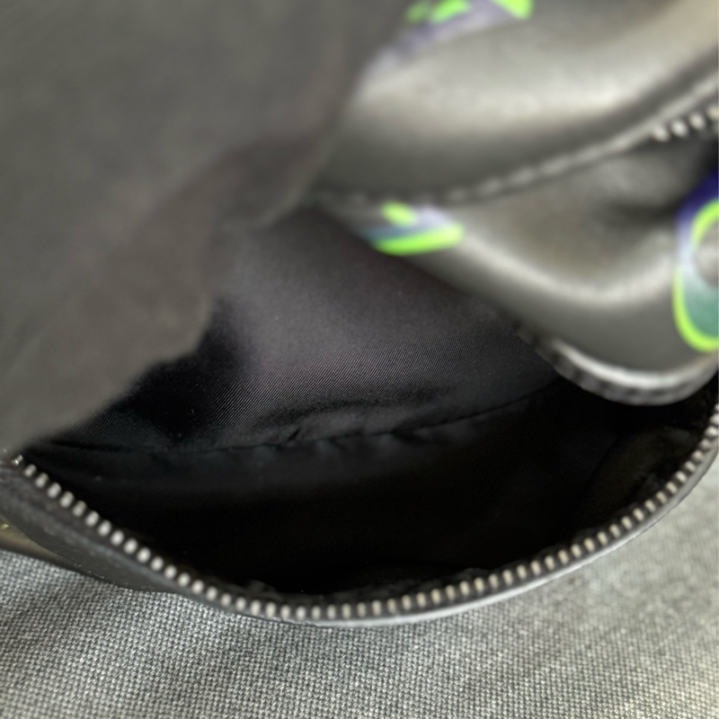 Lv黑色全皮幻彩漸變 Comet Bumbag胸包腰包 ✨最新晶片款-10