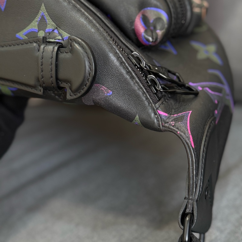 Lv黑色全皮幻彩漸變 Comet Bumbag胸包腰包 ✨最新晶片款-13