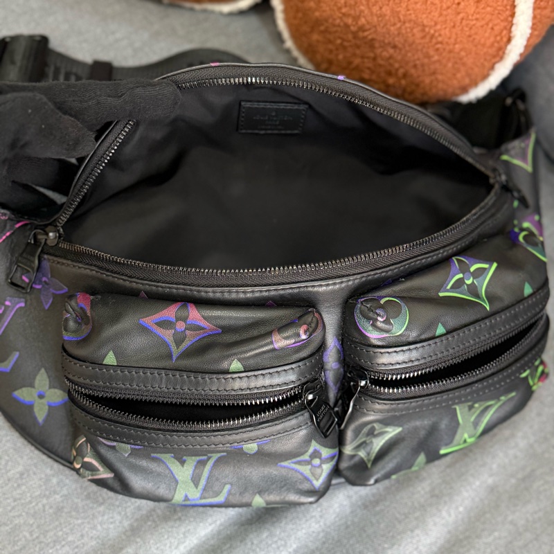 Lv黑色全皮幻彩漸變 Comet Bumbag胸包腰包 ✨最新晶片款-14