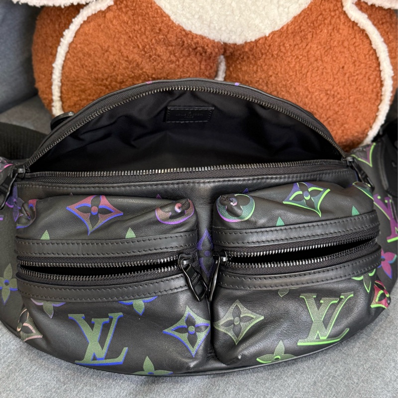 Lv黑色全皮幻彩漸變 Comet Bumbag胸包腰包 ✨最新晶片款-15