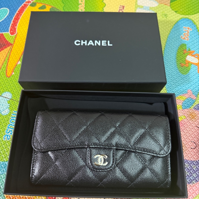 Chanel。香奈兒。淡金扣翻蓋中夾-0