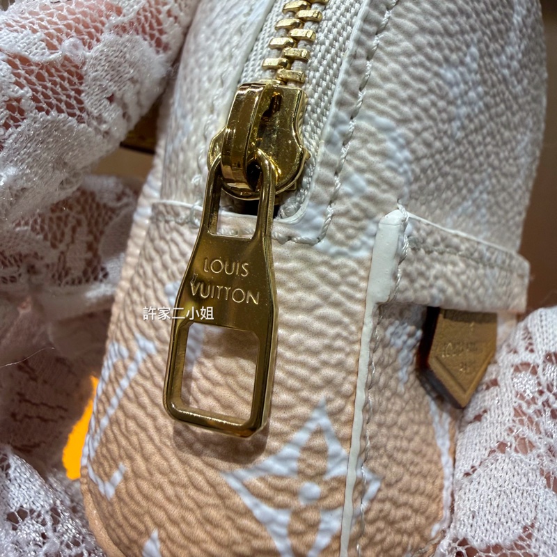 Louis Vuitton 99新 只裝得下可愛 手腕包/吊飾-8