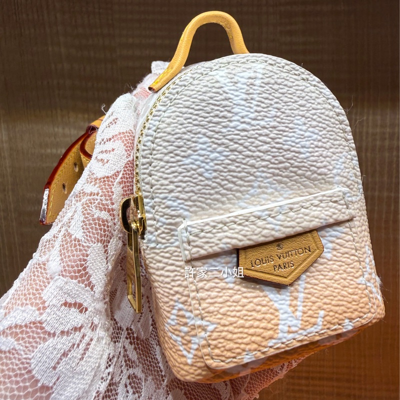 Louis Vuitton 99新 只裝得下可愛 手腕包/吊飾-11