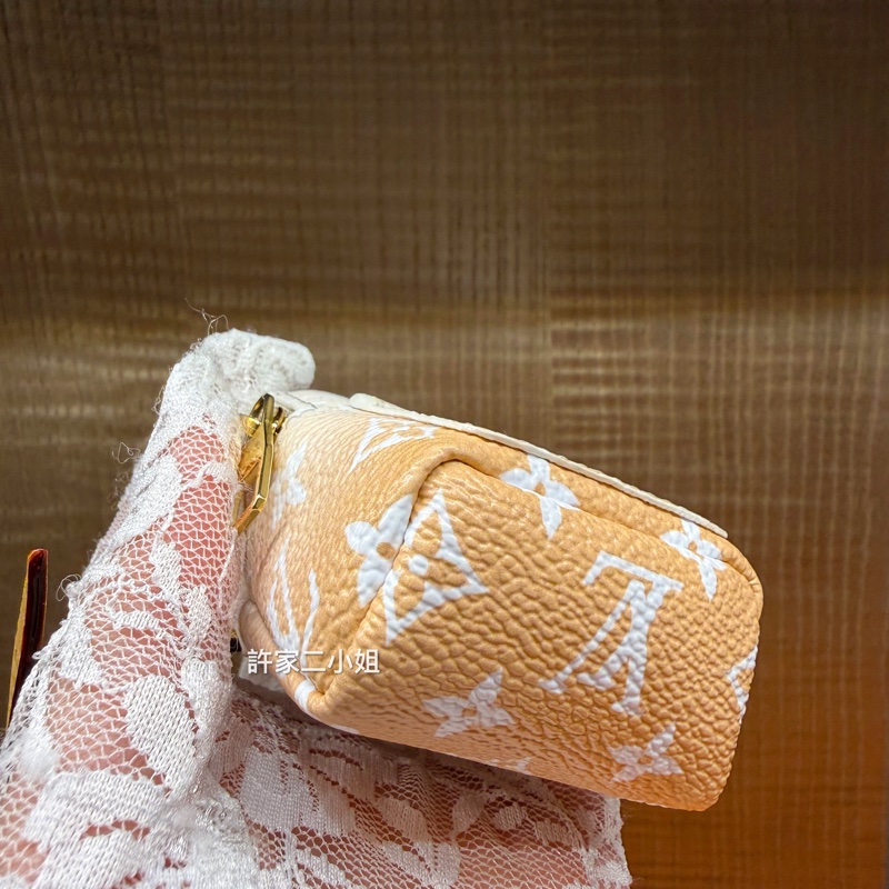 Louis Vuitton 99新 只裝得下可愛 手腕包/吊飾-16
