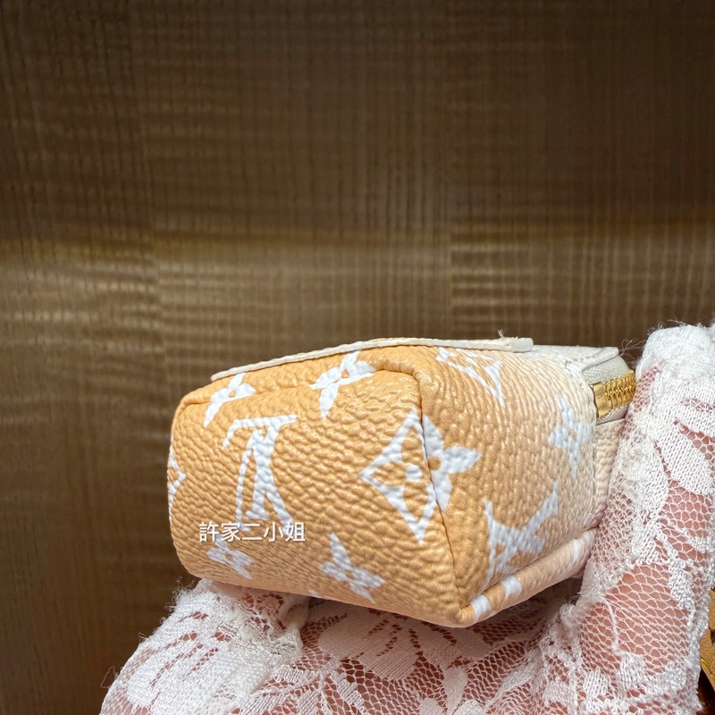 Louis Vuitton 99新 只裝得下可愛 手腕包/吊飾-17