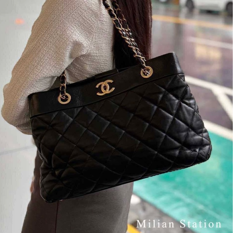 Chanel黑金小牛皮菱格托特包-1