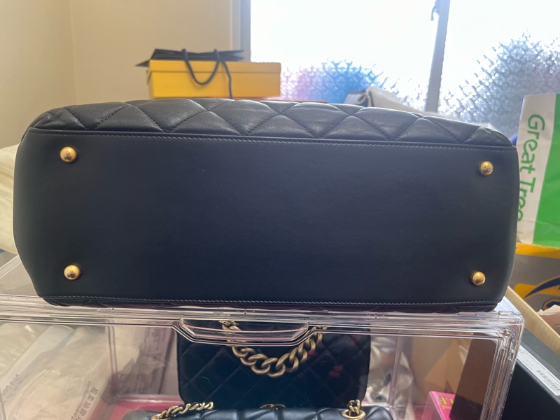 Chanel黑金小牛皮菱格托特包-3