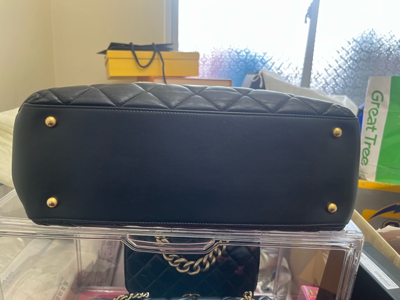 Chanel黑金小牛皮菱格托特包-6