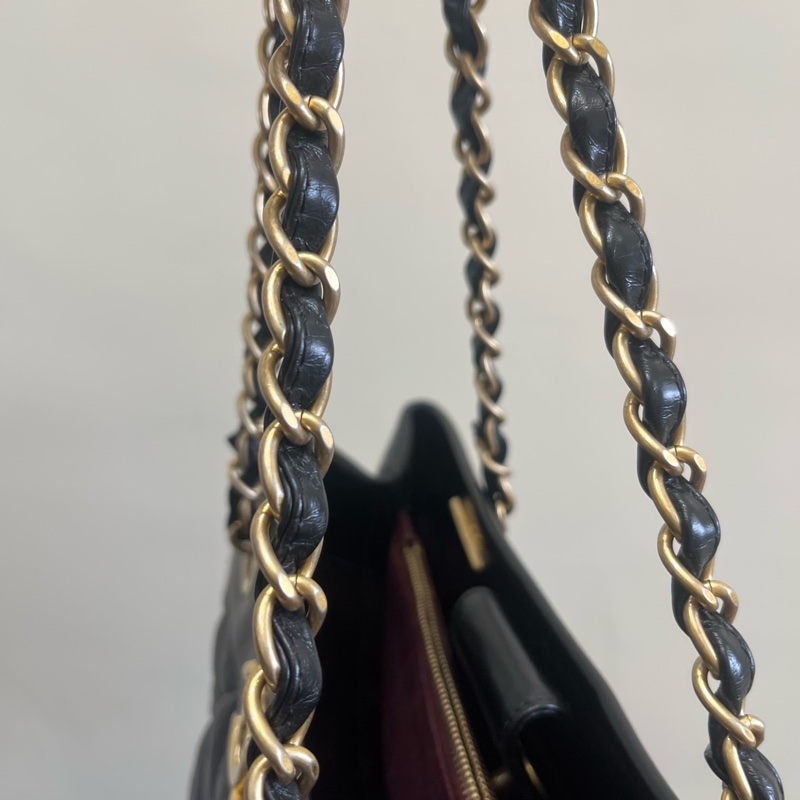 Chanel黑金小牛皮菱格托特包-8