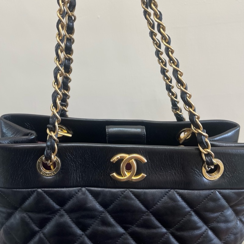 Chanel黑金小牛皮菱格托特包-11