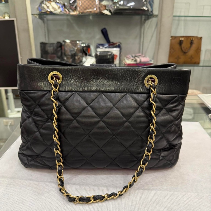 Chanel黑金小牛皮菱格托特包-2