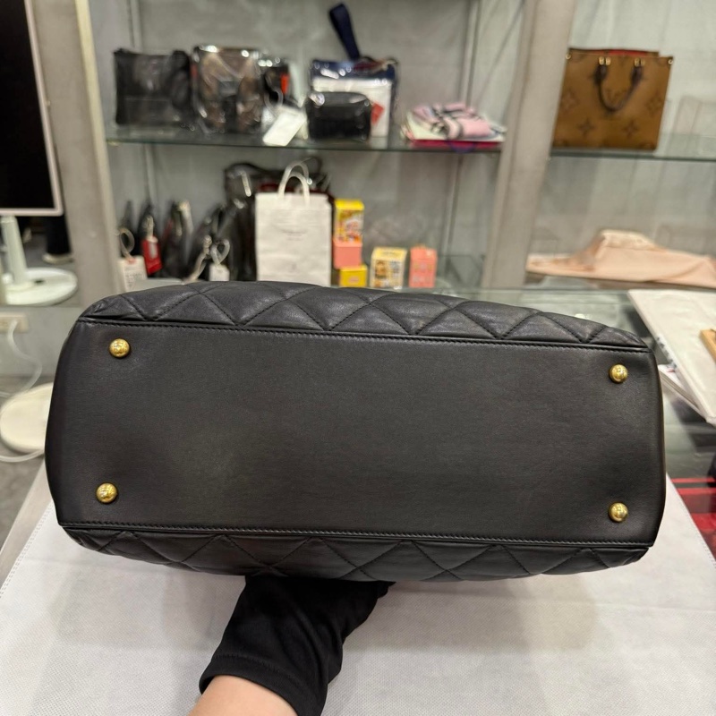 Chanel黑金小牛皮菱格托特包-5