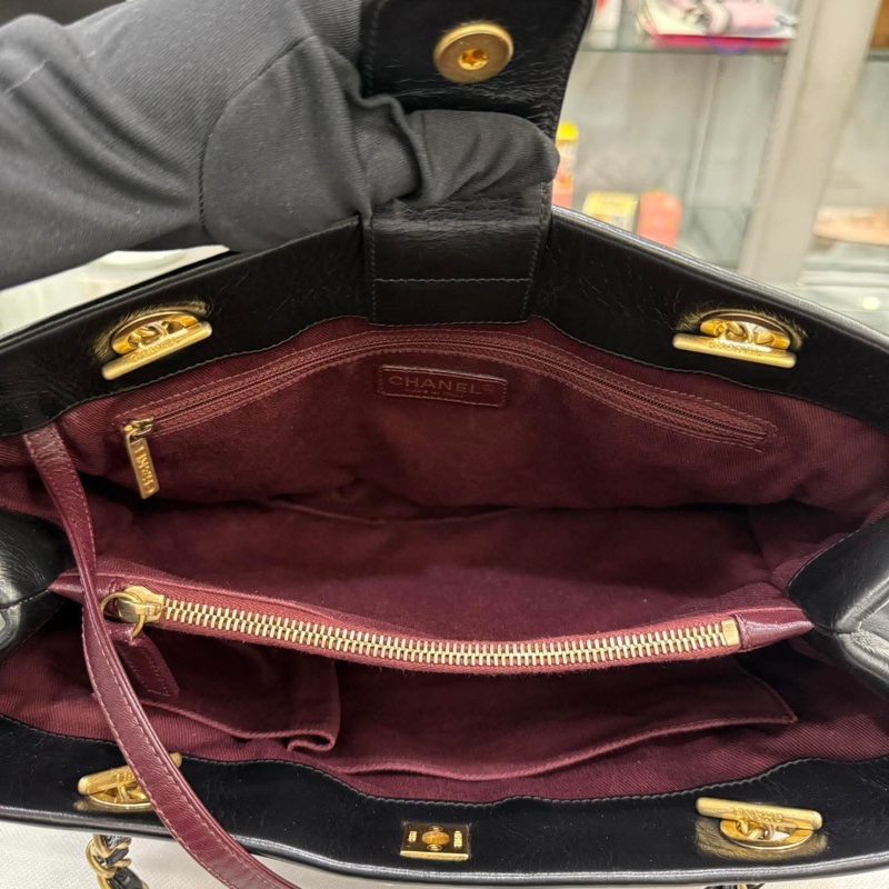 Chanel黑金小牛皮菱格托特包-12