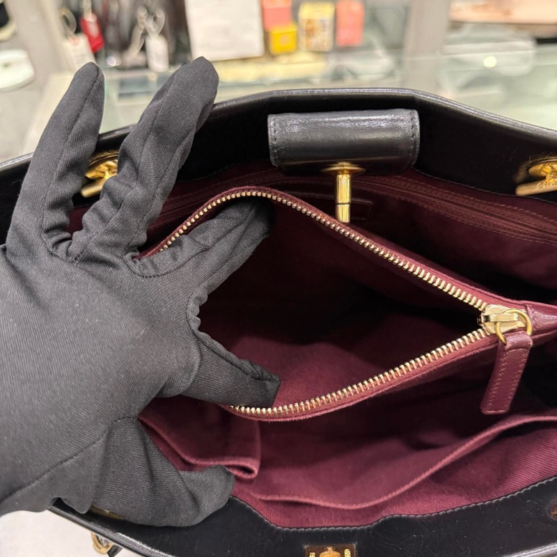 Chanel黑金小牛皮菱格托特包-13