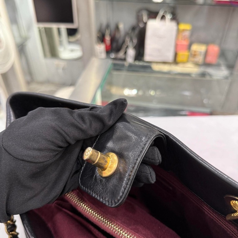 Chanel黑金小牛皮菱格托特包-14