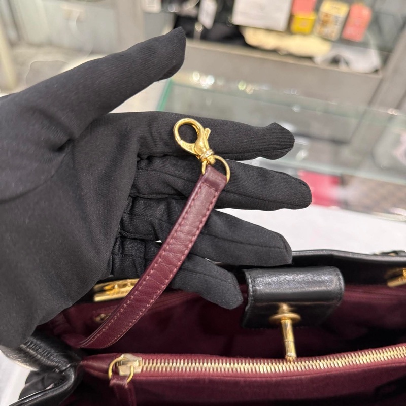 Chanel黑金小牛皮菱格托特包-15