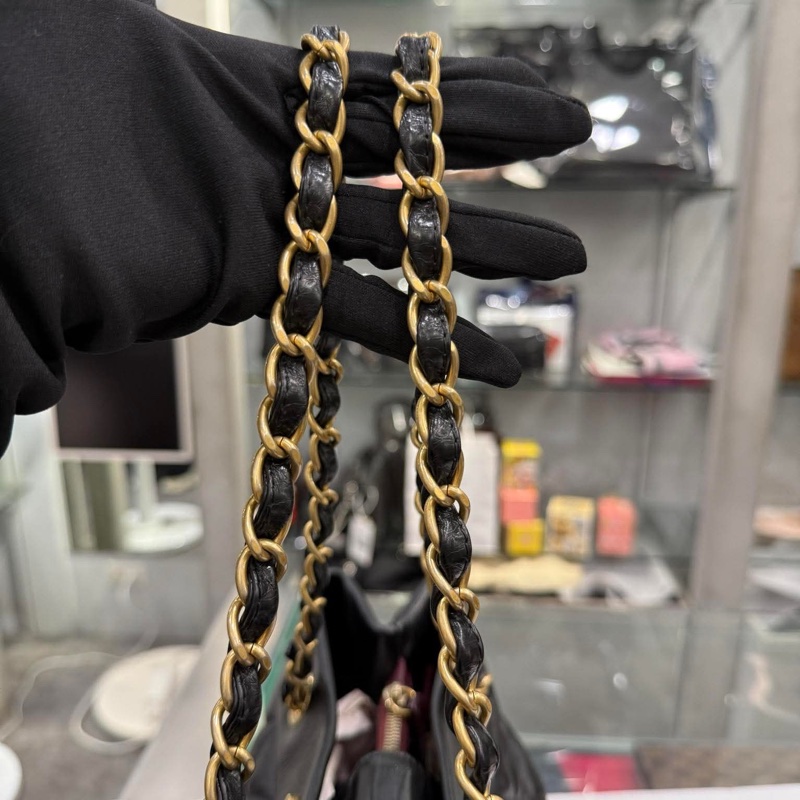 Chanel黑金小牛皮菱格托特包-16