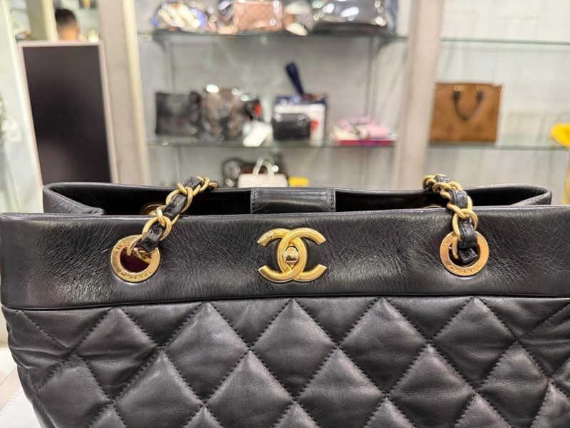 Chanel黑金小牛皮菱格托特包-17