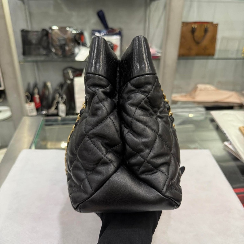 Chanel黑金小牛皮菱格托特包-18