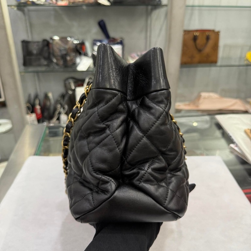 Chanel黑金小牛皮菱格托特包-19